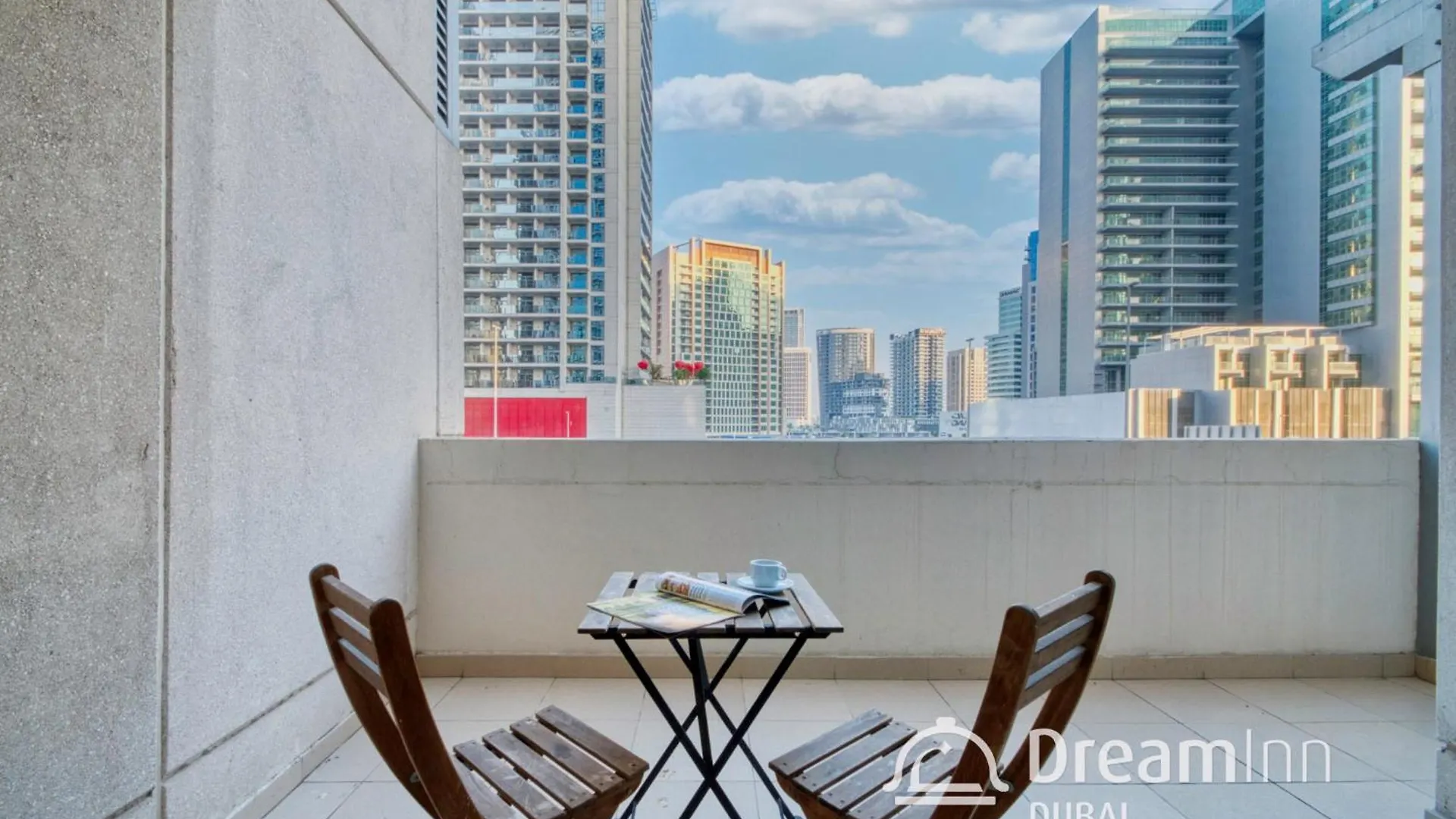 Dreaminn-1Br Burj Views Apt With Balcony & Sofa Bed Dubai Apartment
