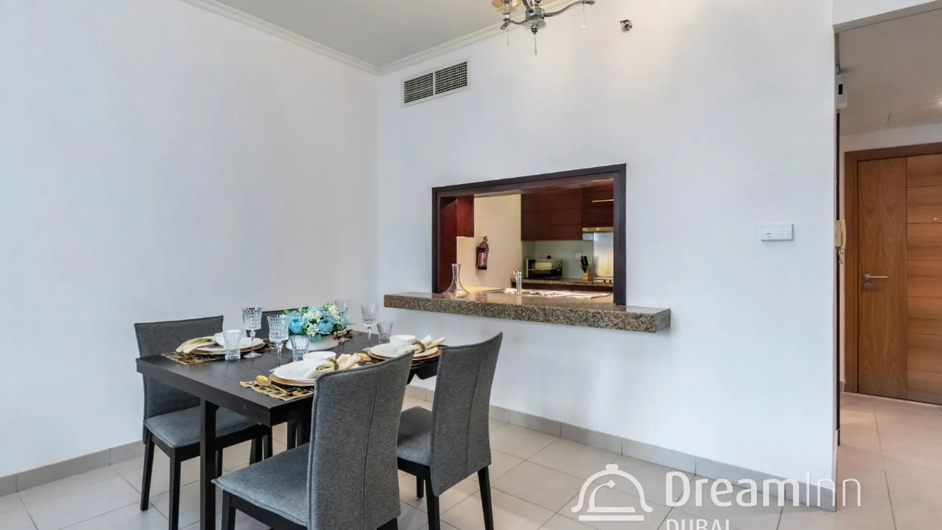 Dreaminn-1Br Burj Views Apt With Balcony & Sofa Bed Dubaï